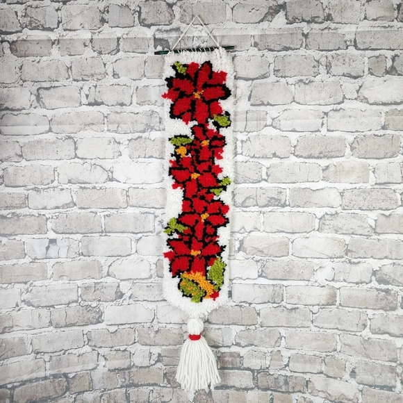 Vintage Christmas Hook Rug Wall Hanging Poinsettia Red White 41" L - Picture 2 of 12